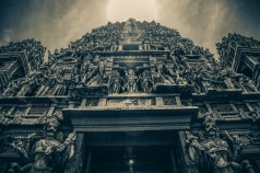 Sri Kailasanathar Swami Devasthanam, or Kapikaawatha Shivan Temple as it is also called by its devotees, is the oldest Hindu Temple in Colombo. Dedicated to the gods Ganesha and Shiva, the temple has been around for over two centuries.