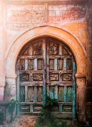 The arches are on every head in most of Libya’s buildings and it has got multiple origins like Islamic Moroccan architecture and the Ottomani culture that left so many tradition on the city. This door belonged to a Jewish family who used to live in it hence the carved David’s star on its wood.
