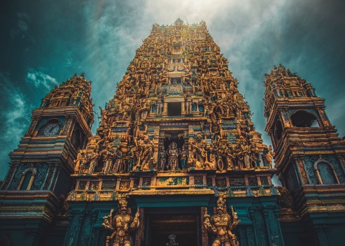 The temple has been created by skilled temple architects and sculptors straight from India; and maintains the classic Hindu temple look that is rarely seen on Sri Lanka. The colorful main tower with its detailed sculptures, intricate lotus-carved main door, solid stone statue masterpieces and other such aspects make the temple a beautiful sight for sore eyes.